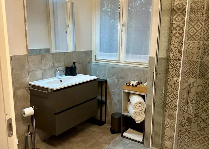 In Center With Patio בית נופש