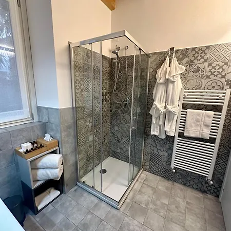 In Center With Patio Como