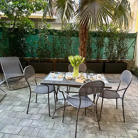 In Center With Patio Como