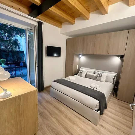 In Center With Patio * Como