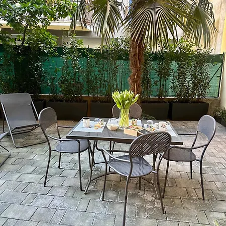 In Center With Patio Como